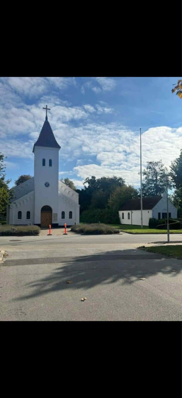 Færdigmalet hvid kirke — resultat af udvendig facademaling af Schou & Christensen