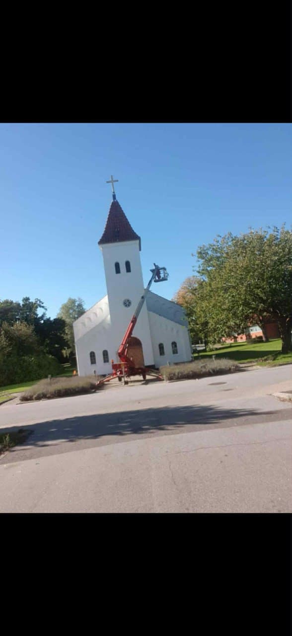 Udvendig maling af kirke med lift — Schou & Christensen udfører facademaling i højden